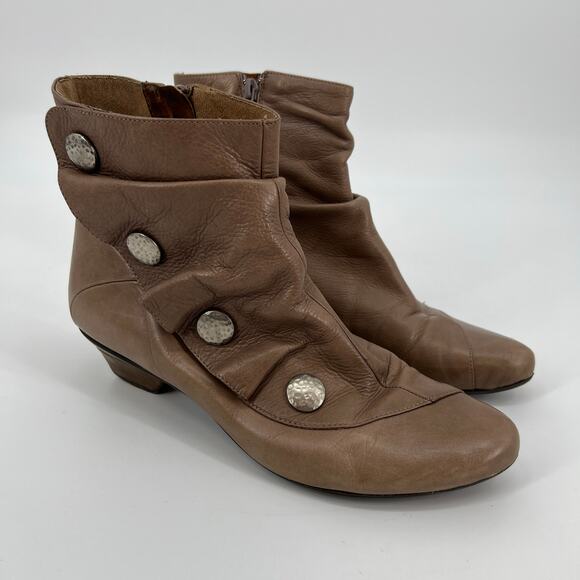 Eric Michael Soho Ankle Boot Womens EU 41 US 9.5 Brown Tan Leather Button Ruffle - Picture 1 of 10
